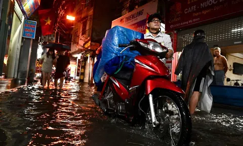 Nhiều tuyến phố Hà Nội ngập sâu sau cơn mưa lớn