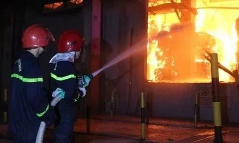 Cháy lớn tại công ty sản xuất giấy, bìa ở Hưng Yên