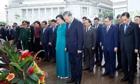 Tổng Bí thư, Chủ tịch nước Tô Lâm dâng hoa trước tượng Bác Hồ tại Singapore