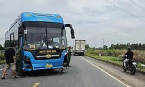 Xe khách va chạm 3 xe máy trên đường tránh ở Sóc Trăng, 2 người chết, 2 người bị thương