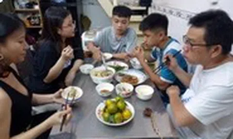 Còn trẻ ai cũng muốn đi xa, trưởng thành chỉ muốn trở về, có tiếng dép của mẹ, có dáng cha xem tivi