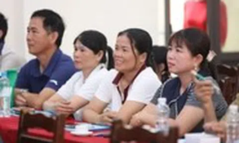 Nông dân hào hứng mang 'giỏ kỹ thuật' về nhà chăn nuôi