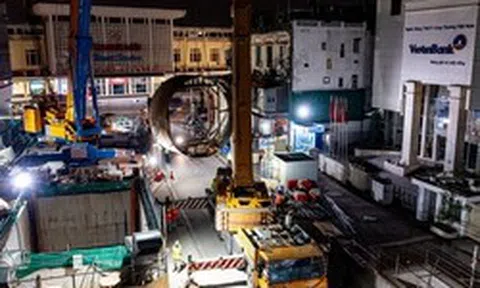 Từ lòng đất sâu hàng chục mét tại trung tâm Hà Nội, 'quái vật' khổng lồ nặng 500 tấn xuất hiện trên mặt đất sau khi hoàn thành nhiệm vụ quan trọng