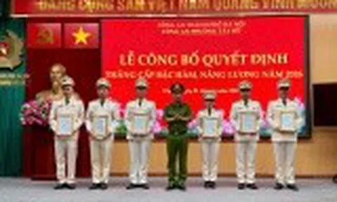 Công an phường Tây Hồ tổ chức lễ công bố quyết định thăng cấp bậc hàm, nâng lương năm 2026