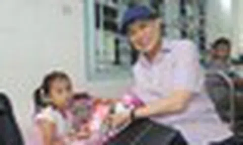 Tỷ phú Johnathan Hạnh Nguyễn xuất hiện tại BV Nhi đồng 2 với chiếc túi "Very Special" vào ngày đặc biệt