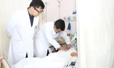 Người phụ nữ 27 tuổi phải cắt bỏ đại tràng vì làm "điều dại dột" suốt 4 năm