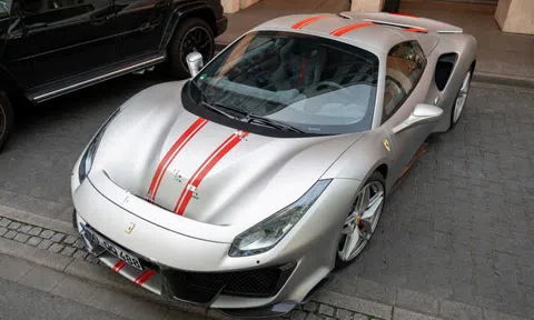 Siêu xe Ferrari 488 Pista Spider bị đạn bắn thủng lỗ chỗ