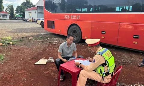 Tài xế ôtô 'thở ra cồn' vẫn cầm lái chở 38 khách