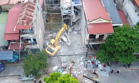 Khẩn cấp phá dỡ 2 ngôi nhà sau sự cố đào móng công trình ở Bắc Ninh