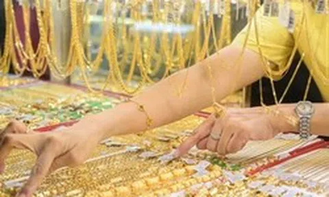 Giá vàng lao dốc mạnh, có nên xuống tiền mua lúc này?