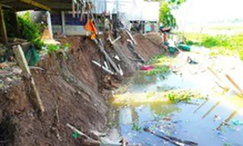 Sạt lở bờ sông ở An Giang đe dọa trực tiếp đến đời sống người dân
