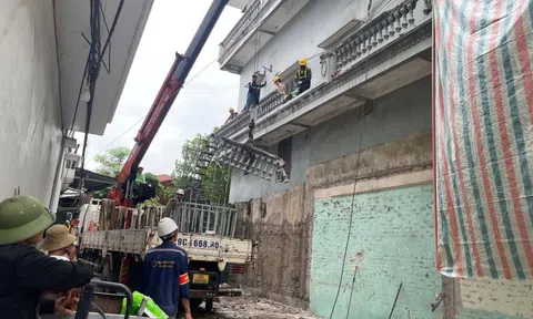 Vụ xịt nước vào thợ xây nhà hàng xóm: Cưỡng chế phá dỡ ban công vi phạm