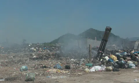 Bãi rác cháy âm ỉ nhiều ngày, người dân khốn khổ vì khói độc và mùi hôi