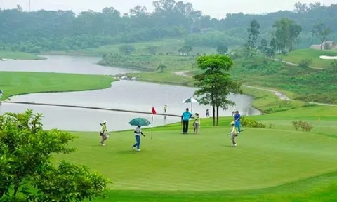 Khiển trách, hạ chức trưởng phòng chơi golf trong giờ làm việc