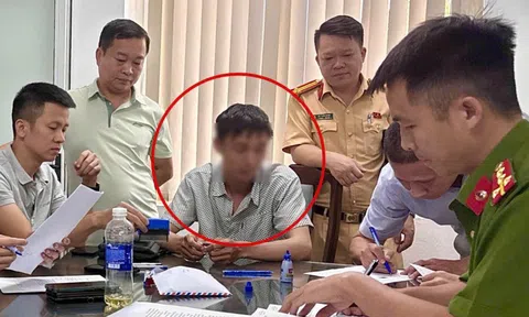 Dùng điện thoại kết nối camera cúc áo và tai nghe siêu nhỏ gian lận thi bằng lái