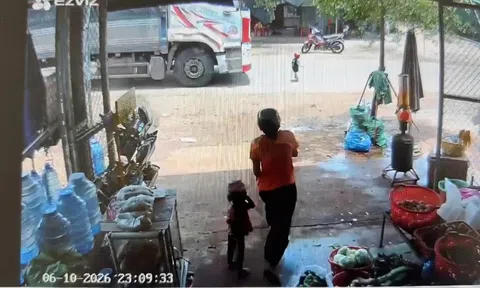 Chạy qua đường, bé trai 3 tuổi bị xe tải tông tử vong