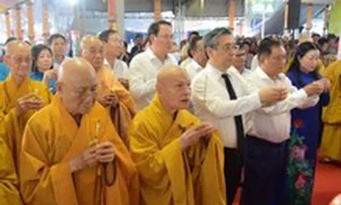 Lãnh đạo TP.HCM, Quân khu 7 dự lễ tưởng niệm, cầu siêu liệt sĩ tại công viên Lê Thị Riêng
