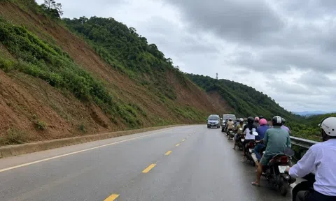Đi xe máy ngược chiều, 2 người đàn ông tử vong