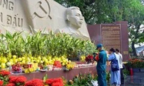 Dòng người về công viên Lê Thị Riêng cầu nguyện, mong sớm tìm thấy hài cốt liệt sĩ