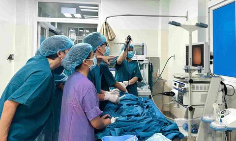 Bé bị ho nhiều, khó thở, bố mẹ sốc khi bác sĩ gắp ra thứ "đáng sợ" trong khí quản
