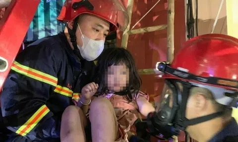 Giải cứu 3 người mắc kẹt trong đám cháy ngôi nhà 4 tầng