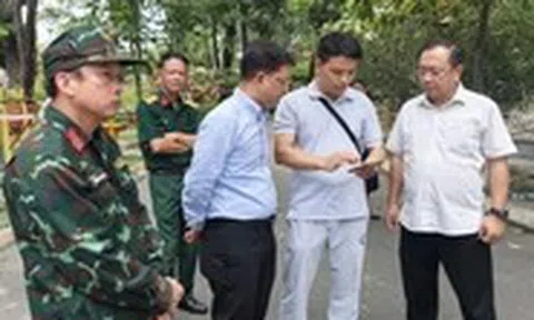 Phó chủ tịch UBND TP.HCM Nguyễn Mạnh Cường khảo sát tại công viên Lê Thị Riêng