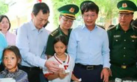 600 trẻ em vùng biên đi 'Phiên chợ 0 đồng'