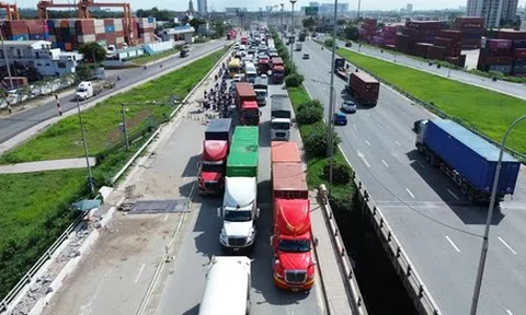 Thu hẹp cầu Đồng Nai để sửa chữa nên kẹt xe, CSGT TP.HCM khuyến cáo tài xế nên đi cao tốc TP.HCM - Long Thành