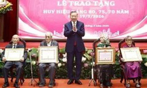 Ban Tổ chức Trung ương hướng dẫn mới về tặng Huy hiệu Đảng