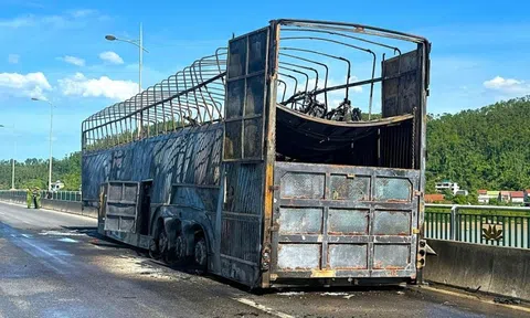 Xe container chở hơn 100 xe máy bốc cháy trên cầu bắc qua sông Lam