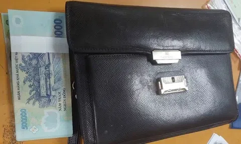 Nữ nhân viên xe đẩy nhặt được túi xách có hơn 53 triệu đồng ở Nội Bài