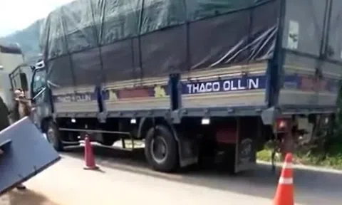 Va chạm giữa ôtô và xe máy điện ở Phú Thọ, 2 cháu nhỏ tử vong