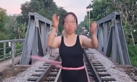 Lắc vòng trên đường ray tàu hỏa, 1 phụ nữ ở Lạng Sơn bị xử phạt