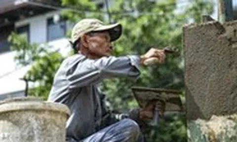 Nhọc nhằn mưu sinh trên công trường xây dựng nắng như đổ lửa
