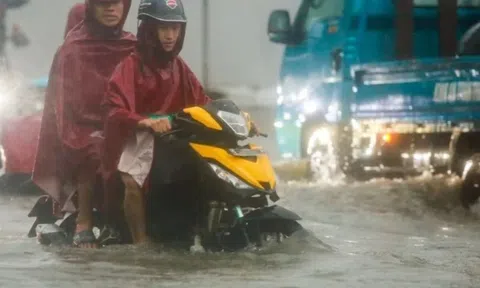 Hà Nội mưa dông giờ cao điểm, đề phòng lốc, sét và mưa đá