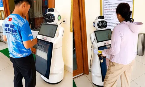 Người dân thích thú trải nghiệm robot AI hình người làm ‘công chức’