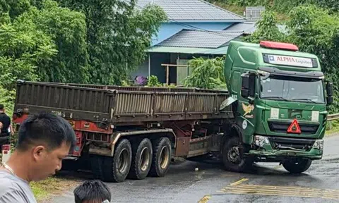 Vợ tử vong, chồng và con bị thương sau va chạm xe đầu kéo