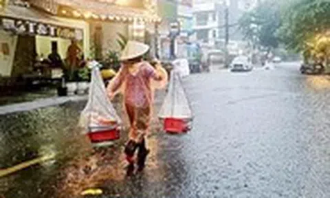 Chiếc đòn gánh gánh tuổi thơ của chị em tôi đi qua những mùa đời