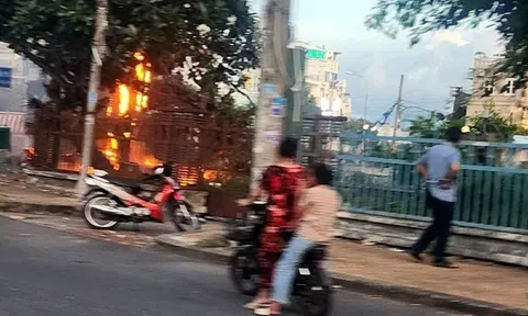 Cháy cột điện gần chân cầu ở An Giang