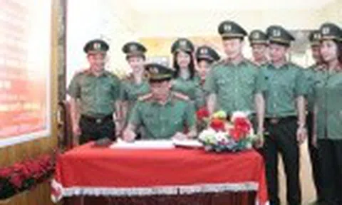 Đoàn đại biểu Công an tỉnh Ninh Bình tổ chức hoạt động về nguồn, báo công dâng Bác