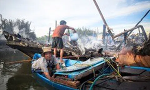 Vụ cháy tàu trên đầm Thị Nại: 12 tàu bị thiêu rụi hoàn toàn, 3 tàu cháy sém phần mũi