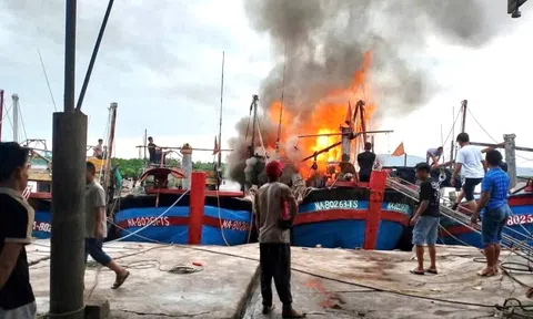 Lửa bùng dữ dội, thiêu cháy 3 tàu cá