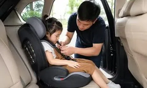 Nhiều cha mẹ chưa biết: Chở trẻ trên ô tô kiểu này từ 15/8 có thể bị phạt