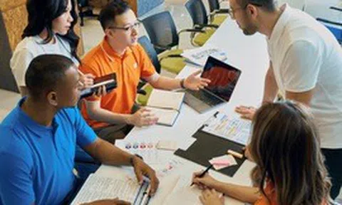 AI xóa hàng chục nghìn việc làm ở phương Tây và đang bào mòn mỏ vàng tỷ USD của gia công phần mềm Việt Nam