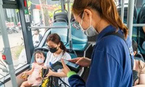 Miễn phí xe buýt trong vành đai 1, vì sao nhiều người Hà Nội vẫn bị trừ tiền?