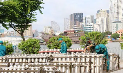 Lần đầu pháo nước thắp sáng sông Sài Gòn trong đêm đại lễ 50 năm TP.HCM