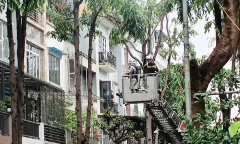Cháy biệt thự liền kề ở Hà Nội, nghi có người mắc kẹt bên trong