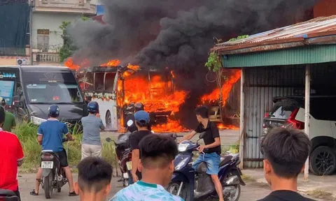 Hai xe khách bốc cháy dữ dội trong bãi đỗ