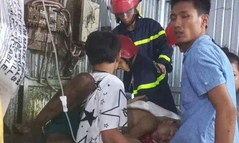 Nam thanh niên mắc kẹt cánh tay trong máy tái chế nhựa