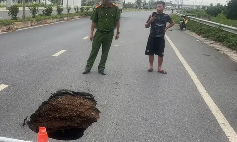 'Hố tử thần’ sâu 2 - 3 m giữa đường gom khu công nghiệp